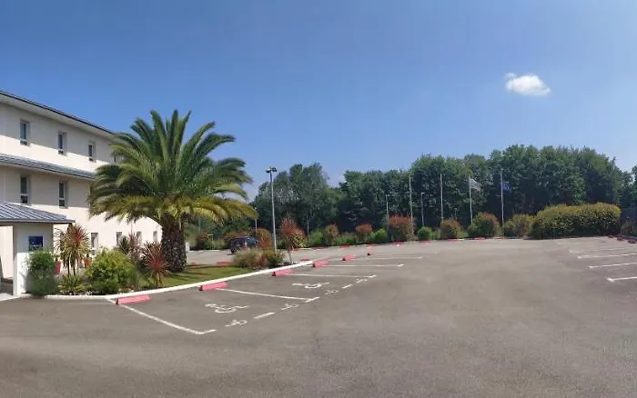 The Originals City, Loval, Ξενοδοχείο