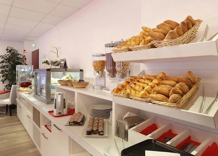 The Originals City, Loval, Μπρεστ